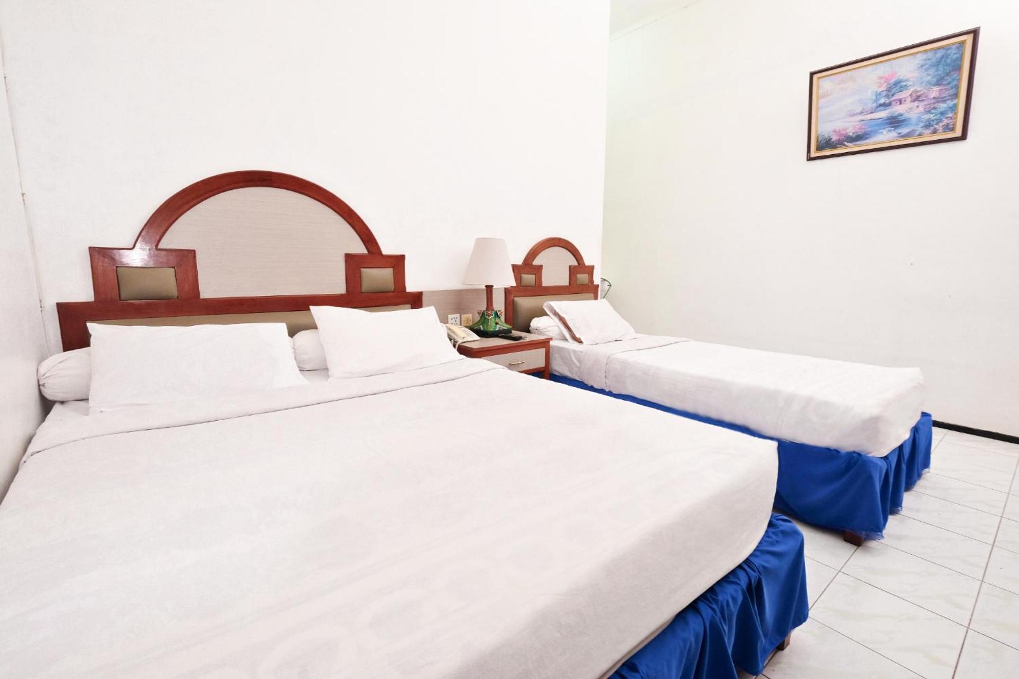 Berlian Abadi Hotel By Sinergi Banyuwangi  Exterior foto