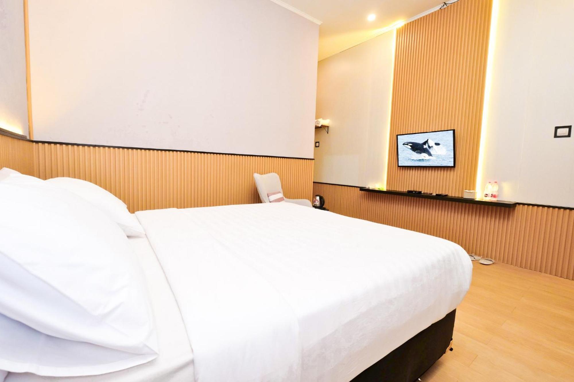 Berlian Abadi Hotel By Sinergi Banyuwangi  Exterior foto