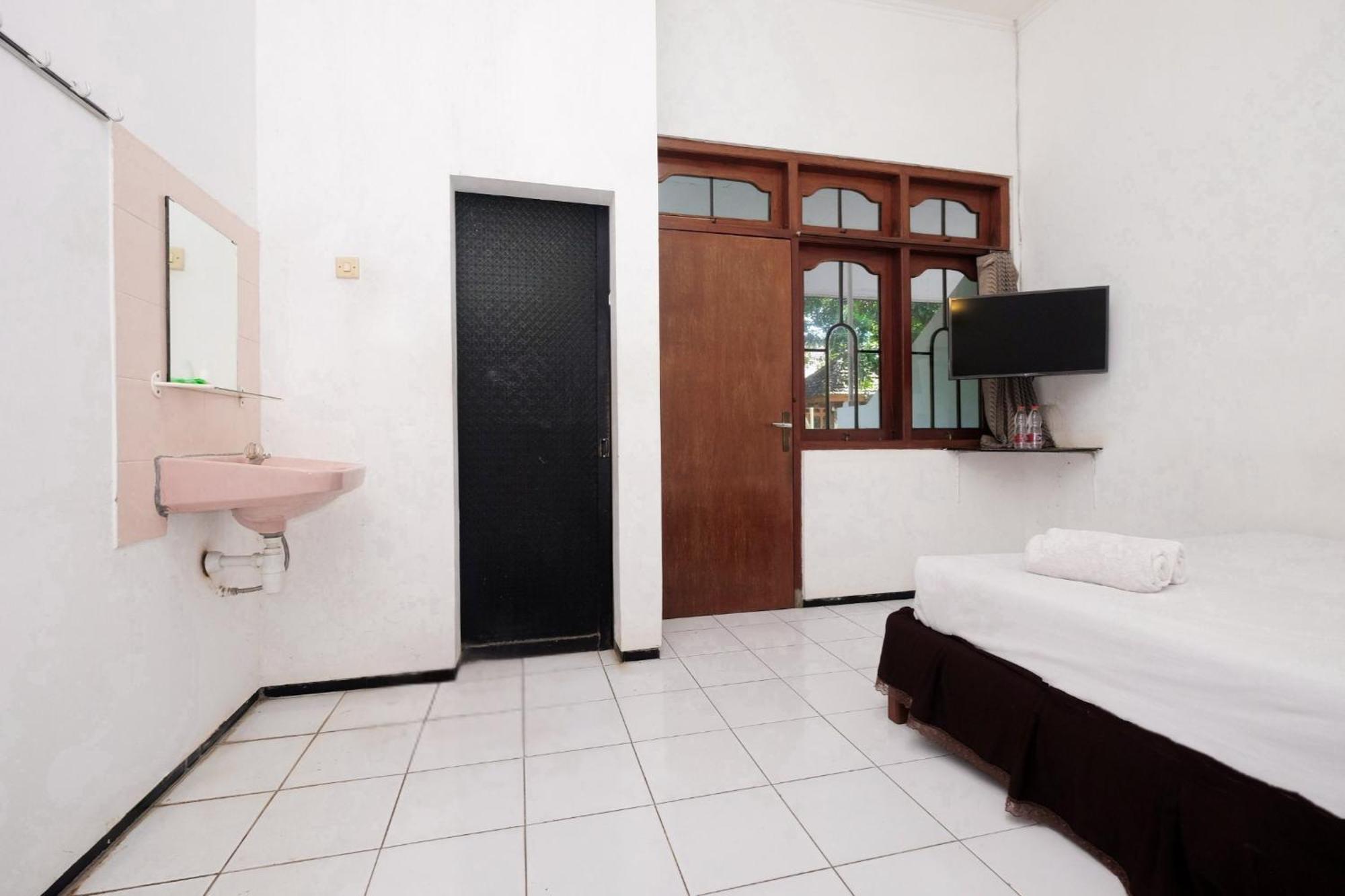 Berlian Abadi Hotel By Sinergi Banyuwangi  Exterior foto