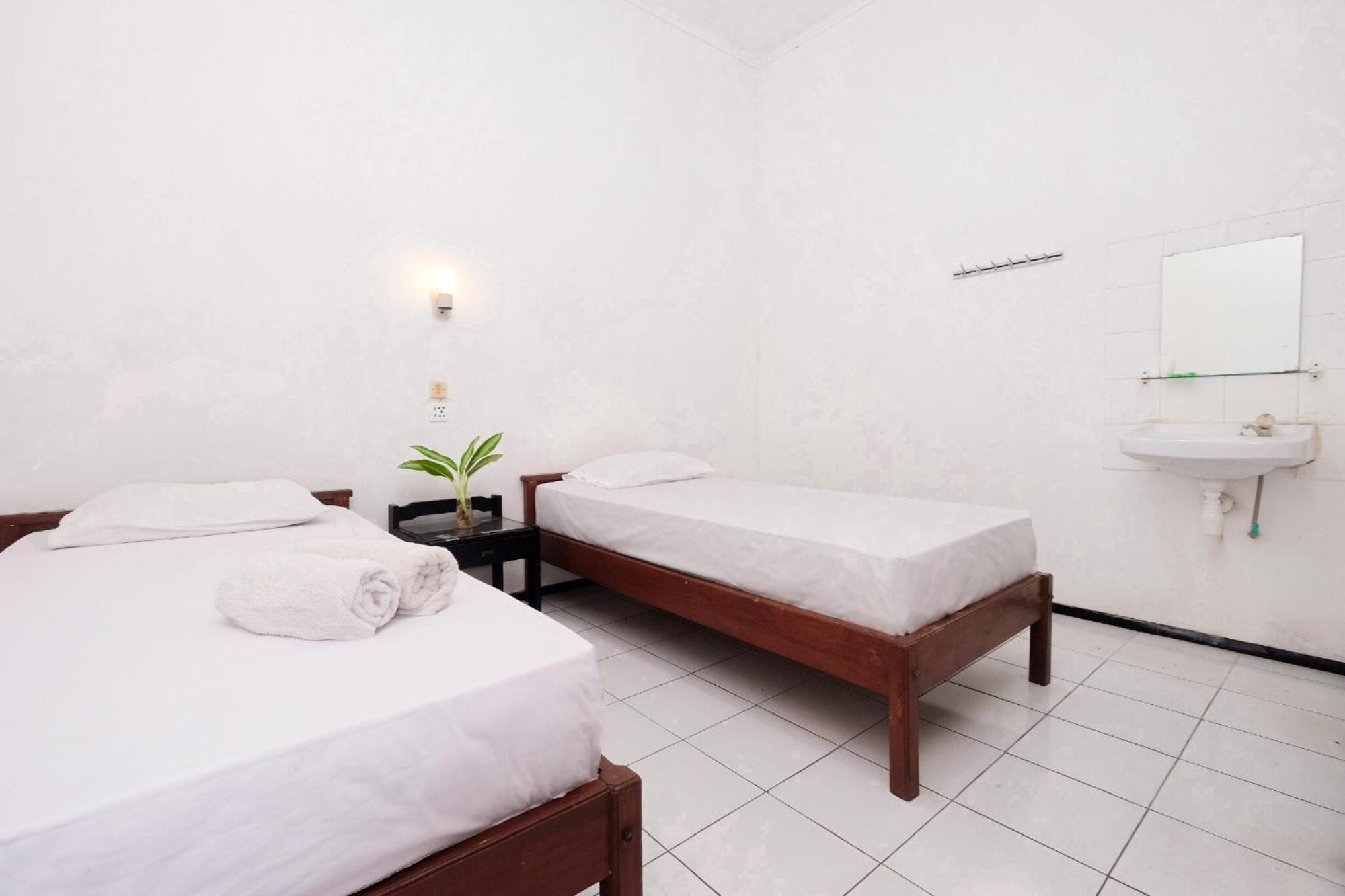 Berlian Abadi Hotel By Sinergi Banyuwangi  Exterior foto